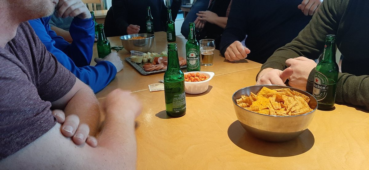 Wederom héérlijke training <a href="/SCVeenwouden/">SC Veenwouden</a> 4, met legendarisch hoogtepunt 'doelpunt v/h jaar' <a href="/TheunPlantinga1/">Theun Plantinga</a>, spontaan déjà vu gevoel EK '88, met (on)gepolijste voorzet van 'Koeman' <a href="/PWalsweer/">Pieter Walsweer</a>, geniaal carambolerend ingekopt door Theun 'Kieft, 3e helft inmiddels in volle gang🍻