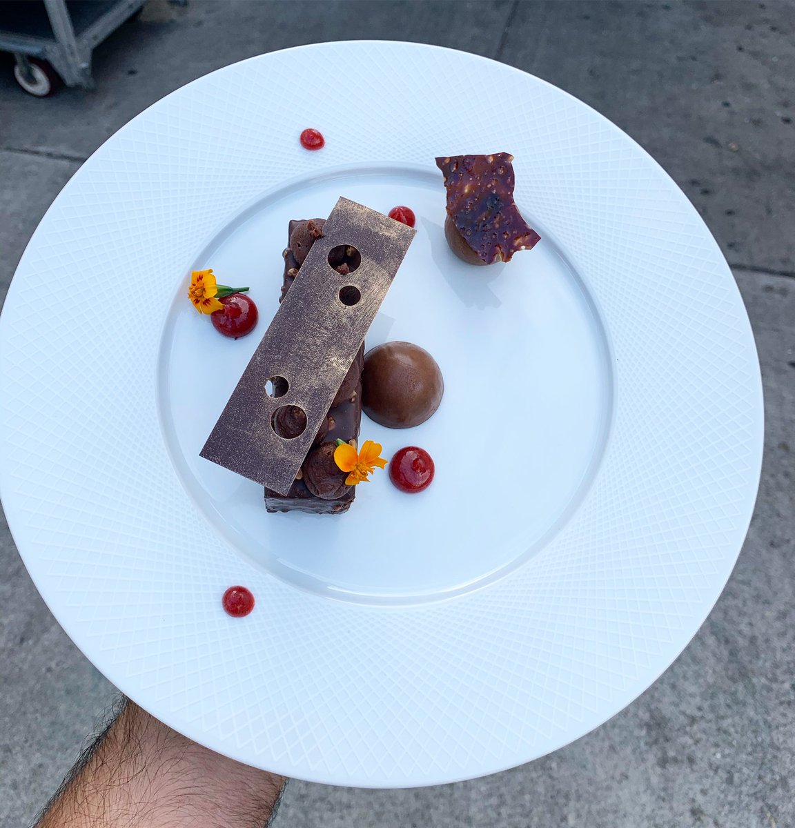 jordan_pilarski's tweet photo. Chocolate almond cake 🍰 #pastryart #plateddessert #dessertfirst #platedpics https://t.co/q0QiMjYX5W