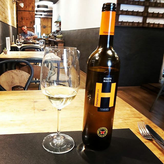 Bueníssimo este vino, os lo recomiendo #paresbalta #penedes #elsmillors #vins us el recomano #blanco <a href="/juanjoska/">juan sepulveda espin</a> <a href="/paresbalta/">Parés Baltà</a> #gourmetrestaurant #baixllobregatgourmet #instafoodies