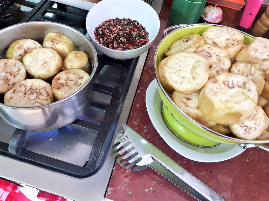 SilBia05's tweet photo. #BienDeSabado anoche arrancó la tradicional producción anual de berenjenas al escabeche 👩🏻🍳 en casa
#LeapYear #Es29 #BuenosDiasATodos mañana seguimos con el sig paso 🤳 de la receta familiar #italiana https://t.co/VIAuSn8ZAg
