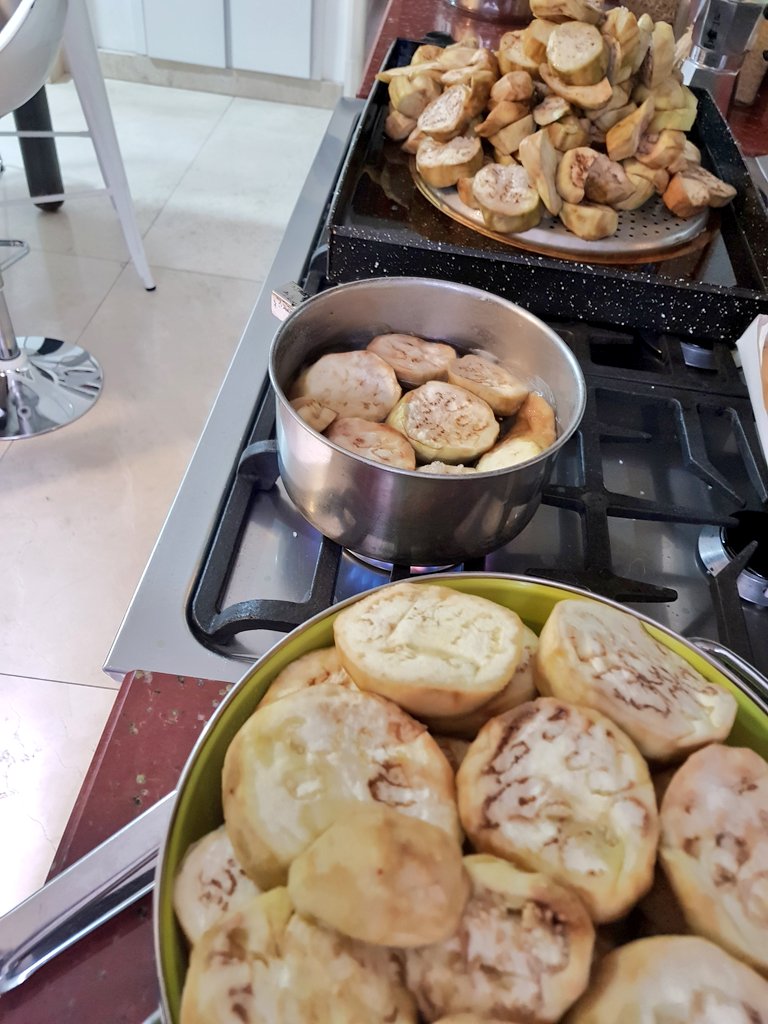 SilBia05's tweet photo. #BienDeSabado anoche arrancó la tradicional producción anual de berenjenas al escabeche 👩🏻🍳 en casa
#LeapYear #Es29 #BuenosDiasATodos mañana seguimos con el sig paso 🤳 de la receta familiar #italiana https://t.co/VIAuSn8ZAg