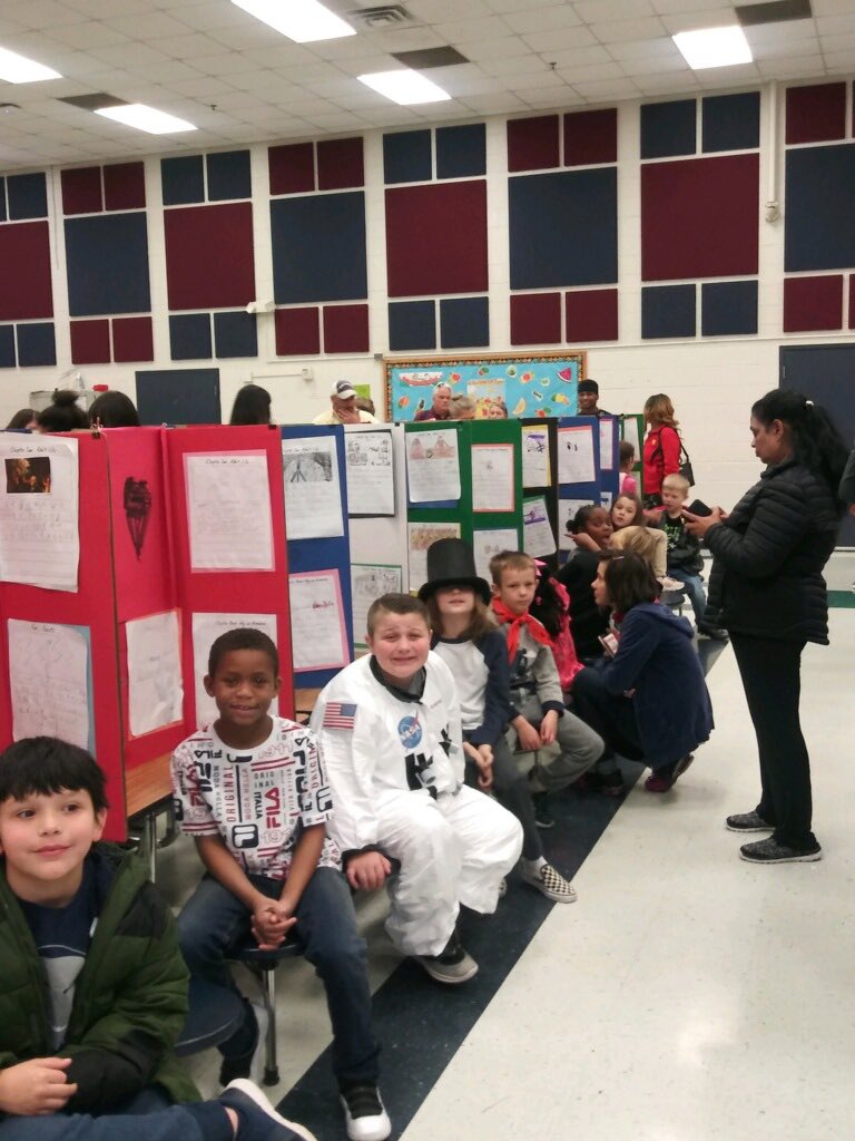SamHouston1982's tweet photo. Mrs. Spoor's 2nd grade class presents their Historical Figures research. #TexansLearning https://t.co/4h1rrPpkUK