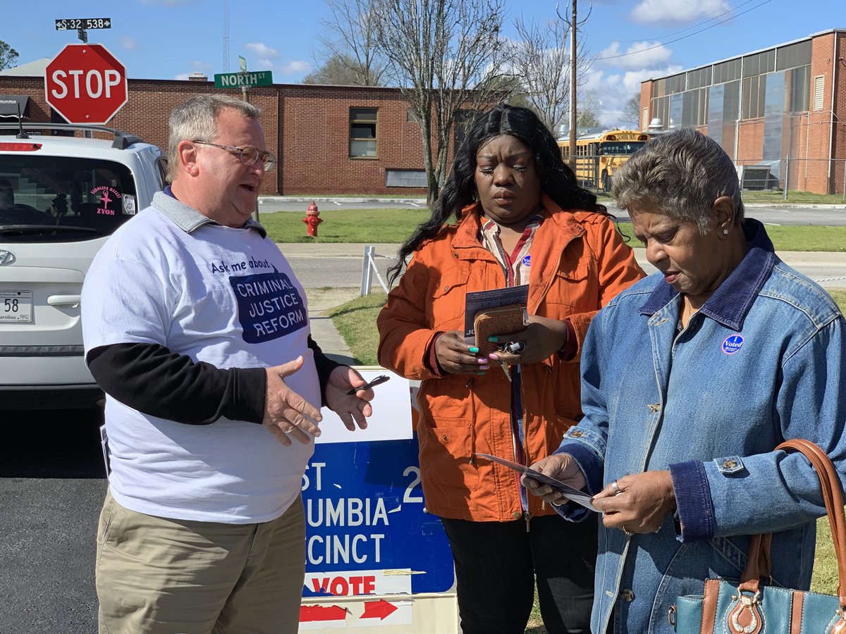 TheKiranHill's tweet photo. Reaching out to voters in #SCarolina aboutb#CriminalJusticeReform #cjrsc #scpol @loupiche https://t.co/ayMV2mjYkv