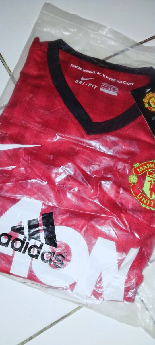 Ka_zein's tweet photo. yasalam.... nemu jersey yg di kasih, ternyata masih kesimpen ada di lemari. https://t.co/JNdx2WWmuD