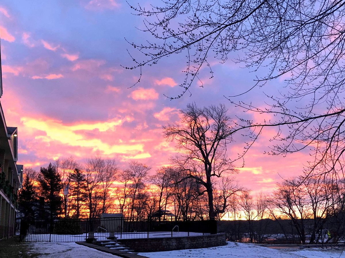 universityinn's tweet photo. Just one of the beautiful sunrises that our guests get to enjoy! There is a reason so many guests request a riverside room. https://t.co/W8nnuttkBW