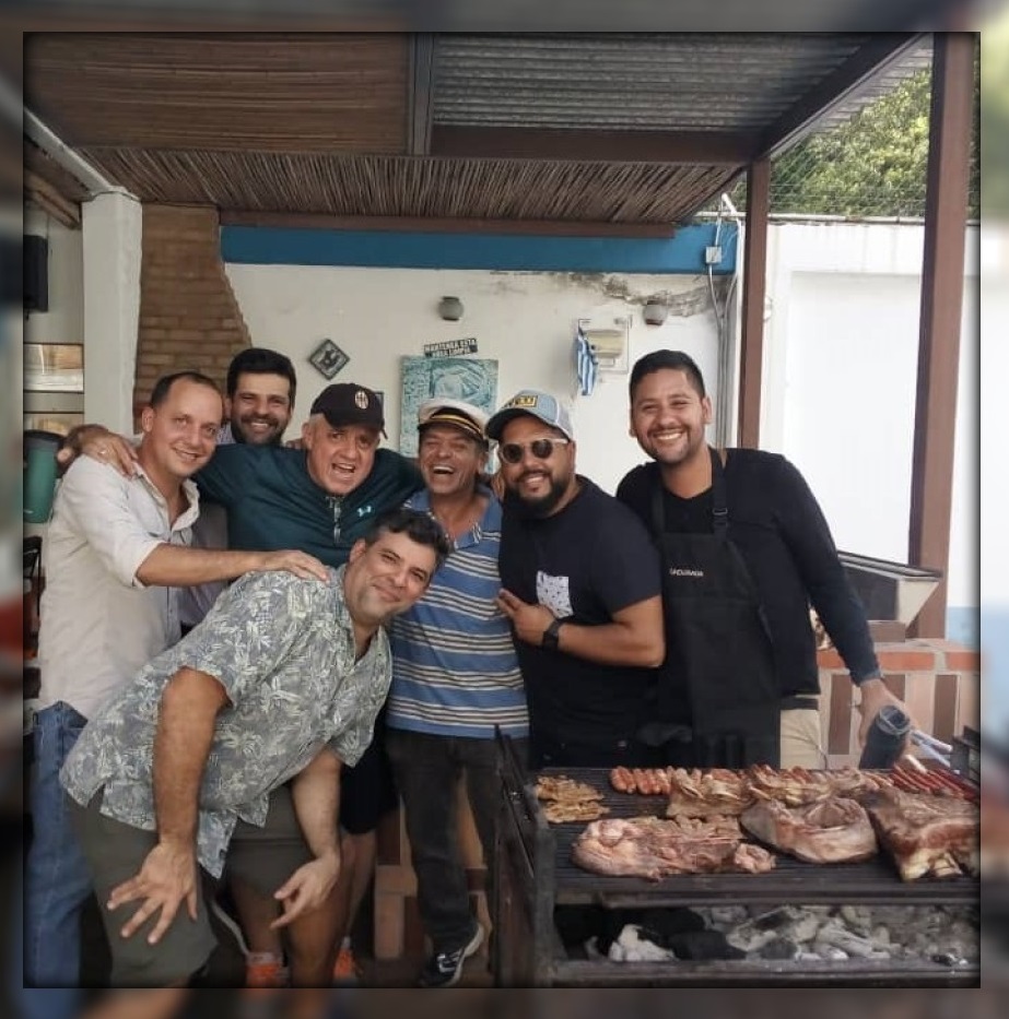 ParisElGriego's tweet photo. Estos clientes si saben divertirse...trajeron su carne y bebida a nuestra #Taberna, nosotros pusimos el carbón, el descorche y el entretenimiento, y pasamos un día de parrilla memorable. @ParisElGriego les espera en la #COGV, un lugar para el encuentro de los Caraqueños. https://t.co/PVR9qWfkzn