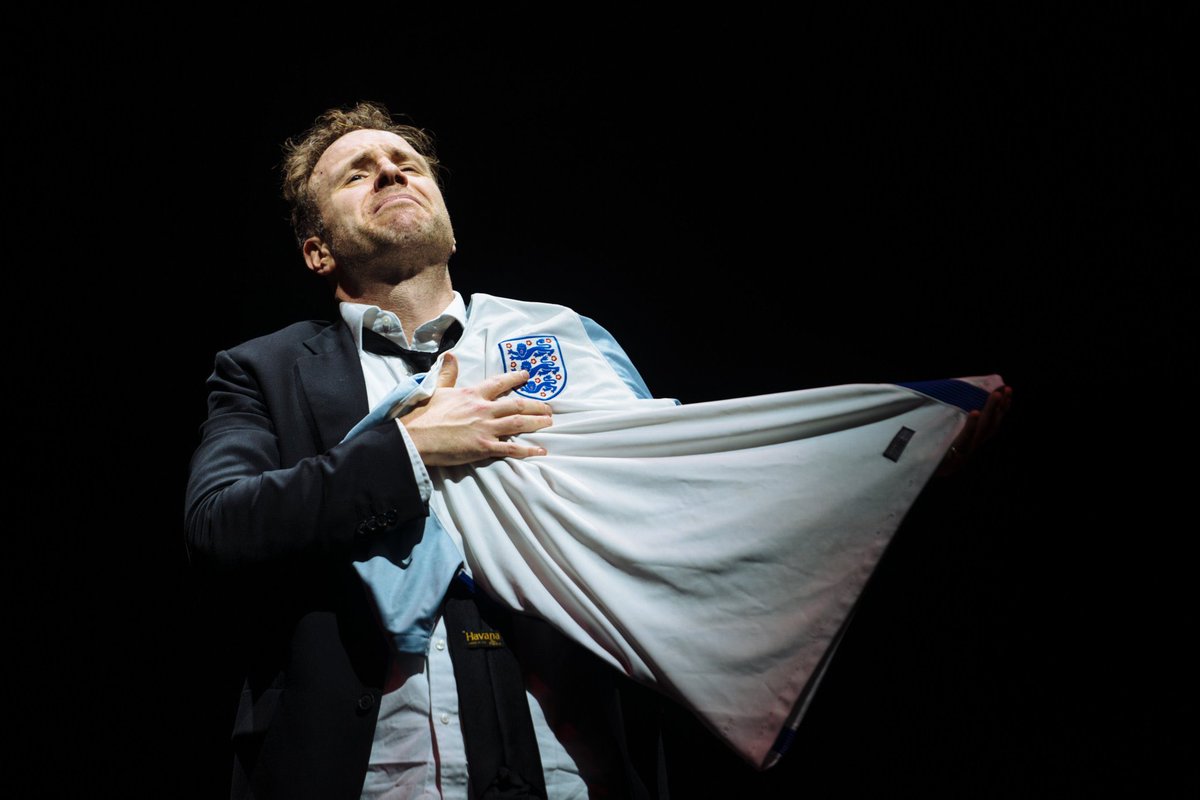 Rafe Spall is a powerhouse in @royboywilliams incredible #DeathOfEngland <a href="/NationalTheatre/">National Theatre</a> Such honest, raw and resonant storytelling... Was blown away last night!