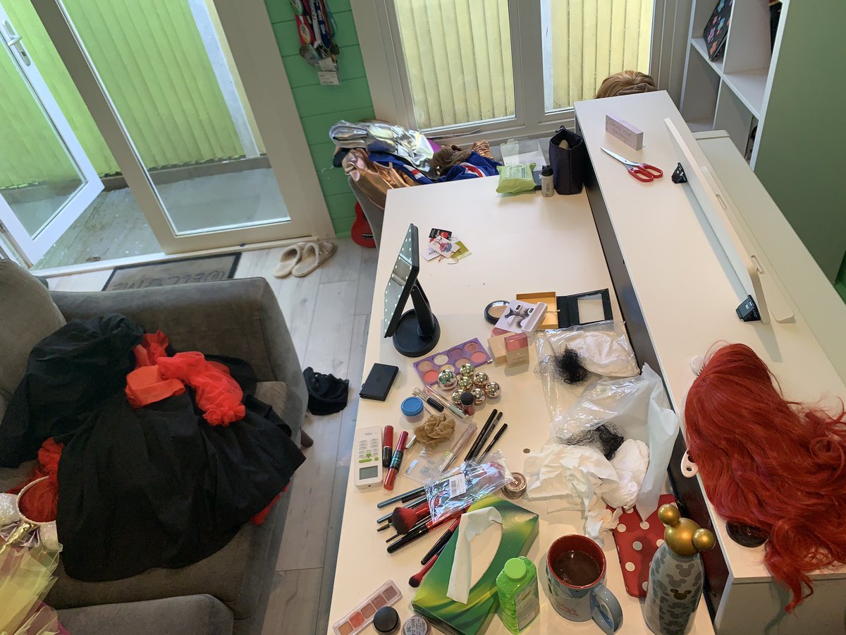 How we spent our Saturday morning! An awesome photo shoot with the genius <a href="/karlagowlett/">Karla Gowlett</a> ! Cannot wait to see what we have all created today! #kindnessiscontagious #glitter #musicalcomedy #cabaret