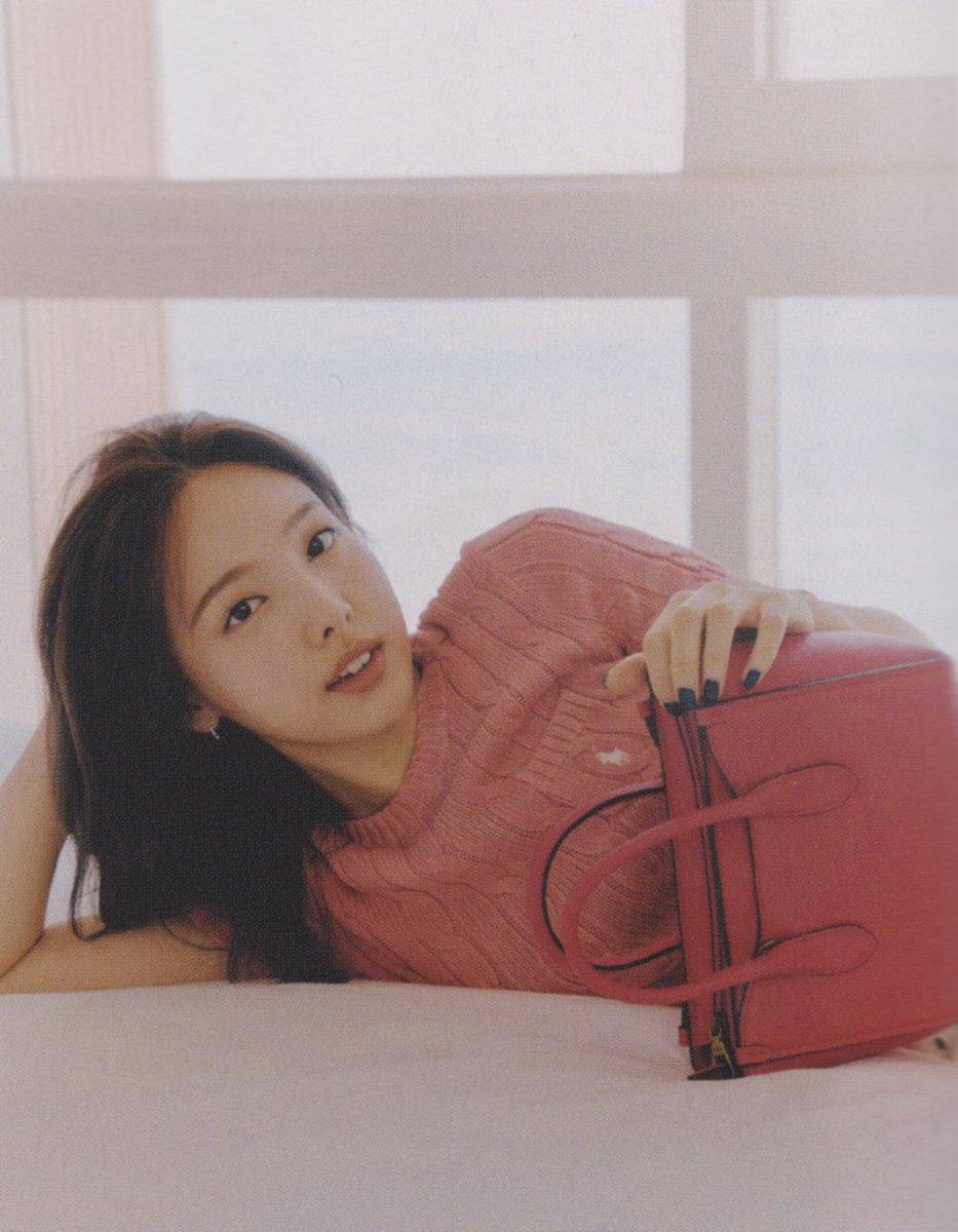 archivenayeon's tweet photo. she's isn't just a work of art, she's the whole museum https://t.co/8chwZauQr7