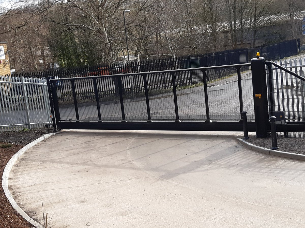 candrfencing's tweet photo. 9m #cantilever #gate should be strong enough to withstand #StormJorge https://t.co/Z6FWoyHKuG