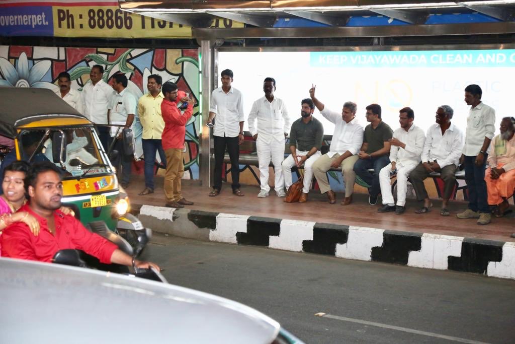 kesineni_nani's tweet photo. బెజవాడలో...
బస్ స్టాప్ లో...
సాయంత్రం సరదాగా ...
బాతా ఖానీ... https://t.co/FVqLb9aAXS