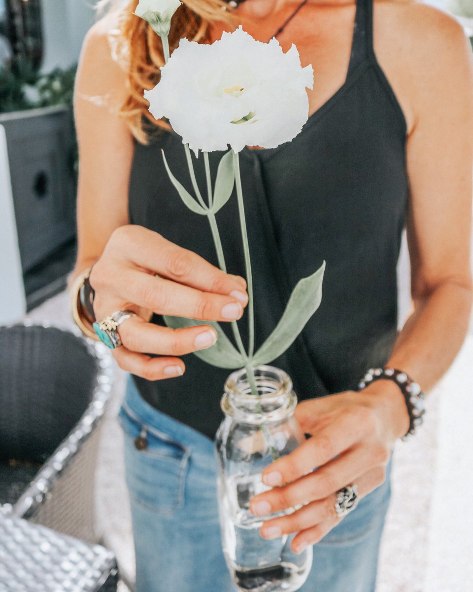 Recycle. Reuse. Repurpose. After you enjoy your organic cold-pressed juice, our glass jars make great flower vases. ✨🌿🌼