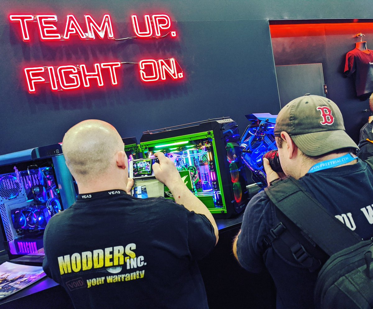 ModMyMods's tweet photo. Our good friends at @ModdersInc stopped by the @AorusOfficial booth to check out #TheGreenMachine during PAX East
#CustomBuild #custompc #Customsetup #watercooledRAM #Tt #watercooling #WatercooledPC #RAM #customcolor #AORUS #RTX #RTXon #powdercoating #CustomBuild https://t.co/sNOCYh8RzH
