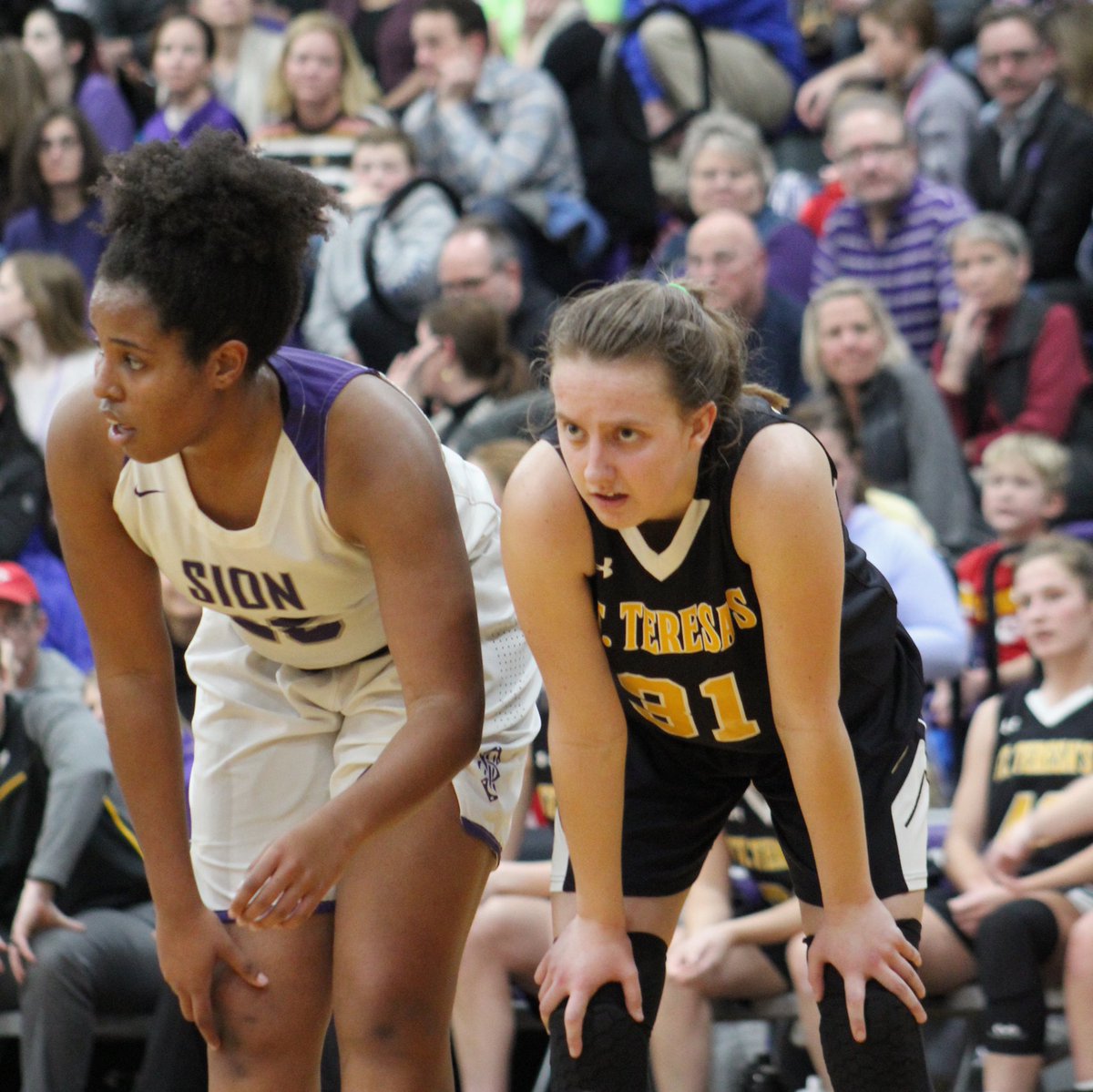 Dart_Sports's tweet photo. Stars are defeated by Sion 53-42 in the last regular season game of the year. The Star lead the game 27-25 at halftime with a three pointer. Within the last minute, the Stars started to foul in efforts to slow the clock. Sion made all their free throws. 

#katiemassmanphoto https://t.co/jnQLd4z6vx