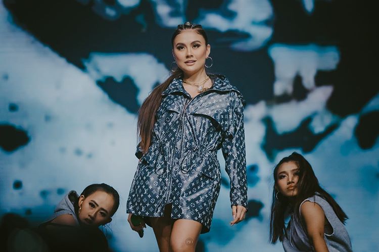 LeisyaDessya's tweet photo. Dear AGNATION 

I know you guys are keep fighting but don't let this amazing oppotunity away from you. 

"Make the WORLD Heard your VOICES"

you know what I mean. 

#Agnation #BestFanArmy #iHeartAwards @the_agnation @agnezmo https://t.co/xavTGbTlJp
