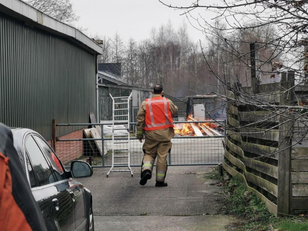 Afvalbrand aan de Hoofdweg in Wagenborgen laat brandweer uitrukken..
