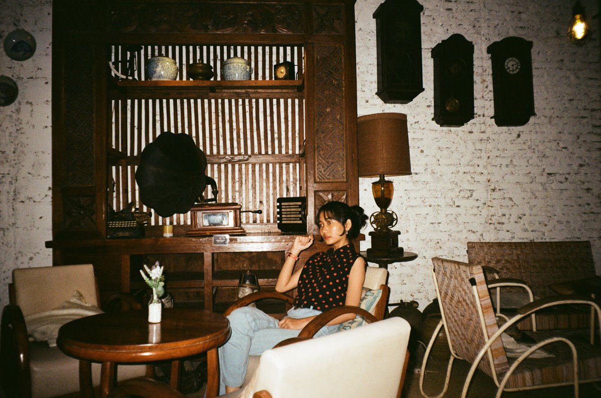 menuaiaksara's tweet image. cara filter foto menjadi seperti analog banget/kaya foto jaman dulu

A thread.