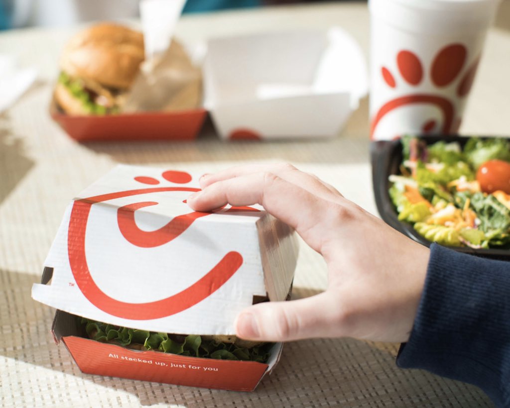 cfa_collegest's tweet photo. Happy Saturday! Start your weekend off right with dinner from Chick-fil-A!
#Saturday #ChickfilA #Beaumont #Friends #Family #Chicken #Nuggets #MacAndCheese #ChickenTortillaSoup #DinnerTime #Smile #Sauces #Cookies #Breakfast #Lunch #Dessert #Sandwich #WaffleFries #Strips #Fried https://t.co/lBsjn1LnPg