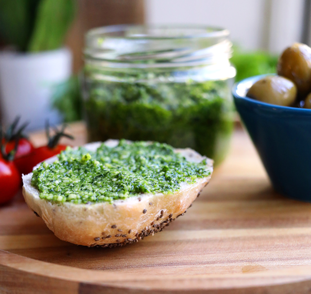 veganmisjonen's tweet photo. Ruccolapesto /-dressing er et supert alternativ til basilikumpesto og kan brukes på samme måte 🌿🌿🌿

Prøv den for eksempel i burger, rør den inn i pasta, bruk den som pizzatopping, dipp, i salater, sandwich, på bruschetta, wrap eller som pålegg! https://t.co/OlKpoGvQfP https://t.co/io1DT1BQ1m