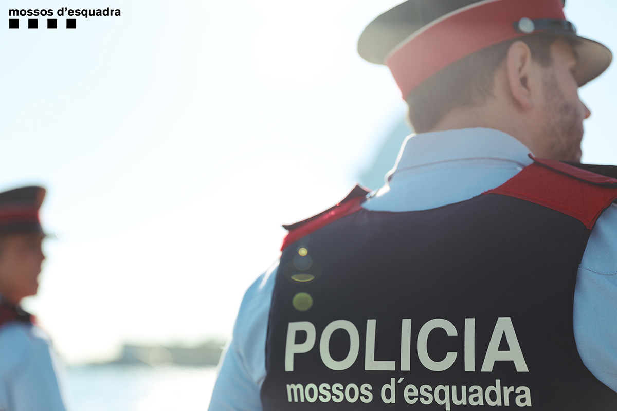 mossos's tweet photo. Detenim cinc homes mentre posaven marcadors a portes de pisos per posteriorment robar-hi. Companys de Sants-Montjuïc els han arrestat 👏👏 https://t.co/MqeN4NDfqy