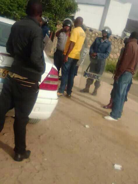 Pictures Demo In Chitungwiza As Riot Police Raid Sikhalas House Mdc Youths Arrested ⋆ Pindula 