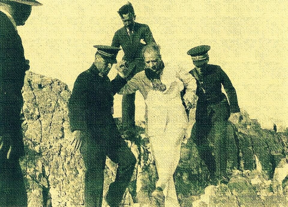 1938 Mayıs’ında Suriye basını Atatürk’ün ölüm döşeğinde yattığını yayıyor,Hatay davasının da suya düşeceğini ilan ediyordu.Atatürk yatağından kalkarak Mersin’e gelmiş, töreni hastalığına rağmen ayakta izlemişti
Dünyaya meydan okuyan o karizmatik fotoğrafı..

 #negülüyorsunerdoğan