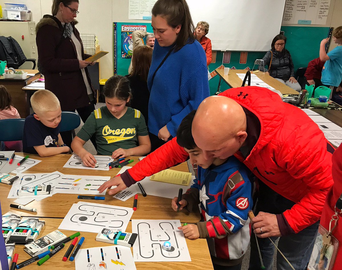 DURRoadrunners's tweet photo. Durham's Family STEAM night was a success!Thank you to  Durham staff, volunteers from THS and I especially wish to thank Mrs. Emerson, Mrs. Southards and Mrs. Selby! Without their tireless leadership, effort, time and passion for STEAM this event would not happen. @TigardTualSD https://t.co/eS1poHsUEZ