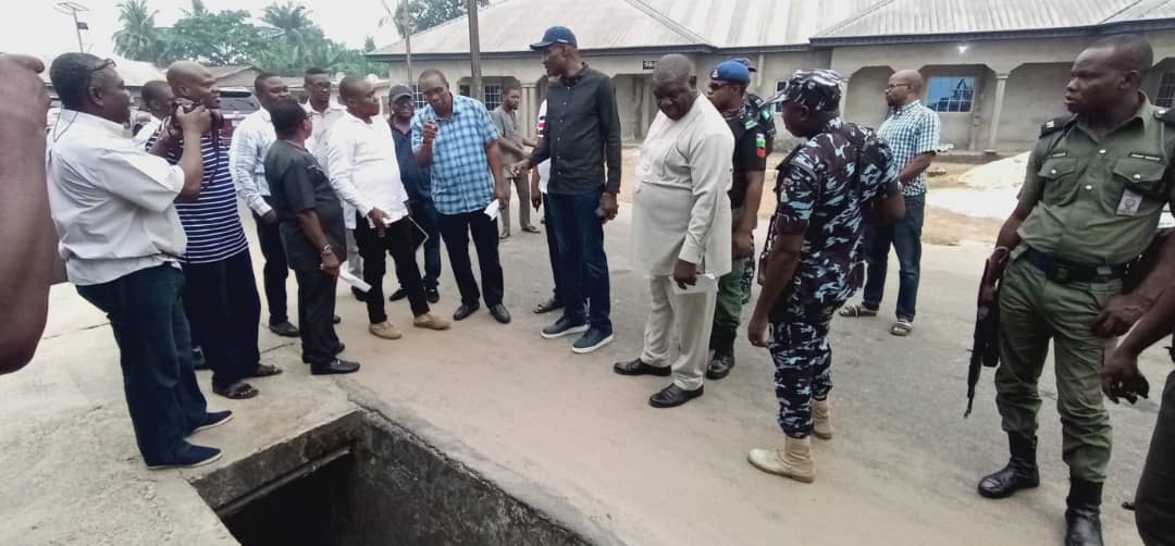 NDDCOnline's tweet photo. NDDC Ag. Executive Director, Projects, Dr. Cairo Ojougboh, has condemned poorly executed jobs in #ImoState. Says @NDDCOnline won't pay for such poorly executed #projects. Tasks contractors on quality delivery. https://t.co/YZH37naxPx