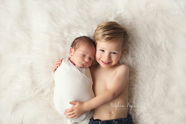 Delphlight's tweet image. Petit moment tendresse entre frère... j'adore faire cette photo ... &amp;lt;3 Ils sont tellement fiers 
#fraterie #brothers #naissance instagram.com/p/B9KGIceFBVG/