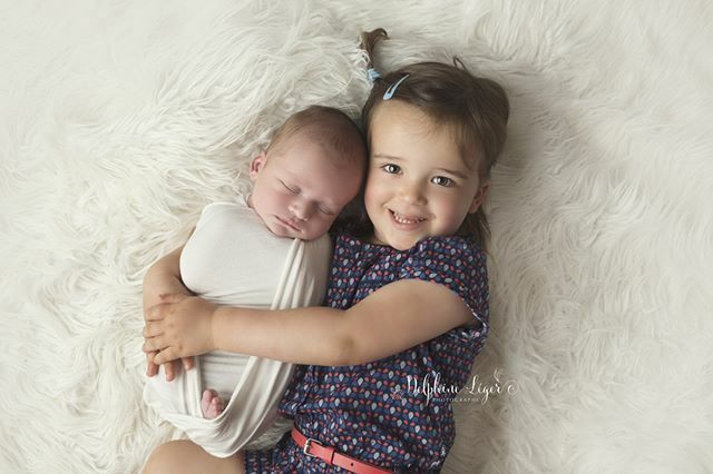 Delphlight's tweet image. Arthur et sa grande soeur ... elle est fiere !!!!! ;) #photoenfant #baby #photocute ift.tt/399rPhG