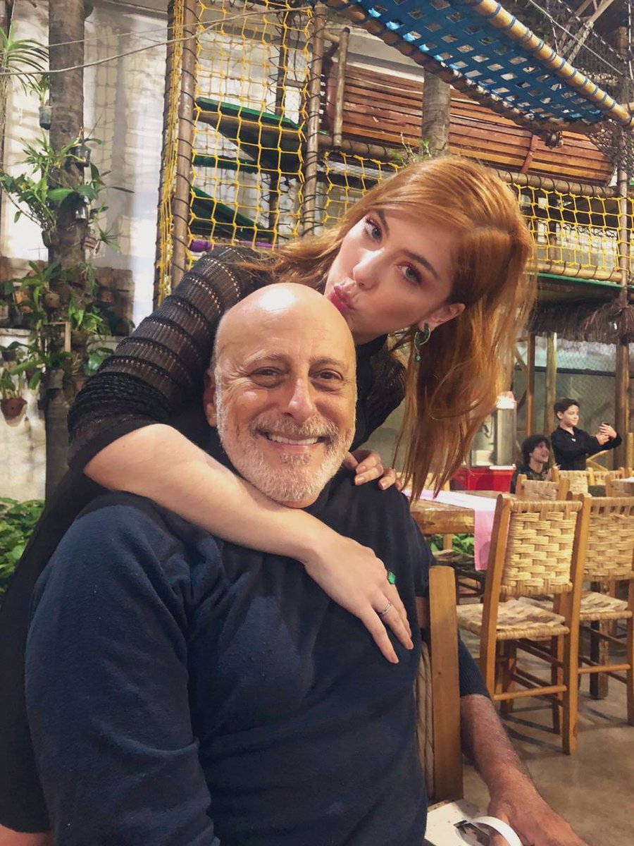 BiaArantes's tweet photo. @BlotaFilho beijando a careca mais amada de todas https://t.co/u3fhaiuvWJ
