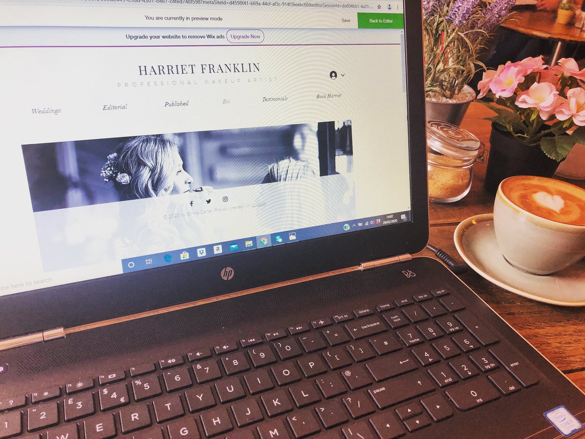 HarrietFranklin's tweet photo. I’m a busy bee at the moment working on #harrietfranklinmua 🐝💄 https://t.co/h5zIXM9jdc
