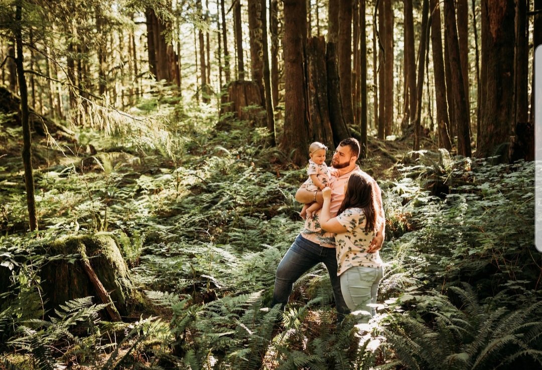 vikkims's tweet photo. @mamaamckinley I had rolled up baby socks in my back pocket during family photos and totally forgot about them 😂 https://t.co/8IkPBLkz2P