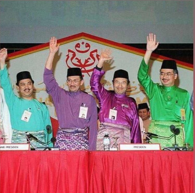 zikrulsafwan_16's tweet photo. Angkat tangan...Meletop Angkat Tangann !!
#AnakMuda #8thPM #Malaysia2020 #MalaysiaBersama #LangkahSheraton #malaysianpolitics https://t.co/rtTq4ehT7J