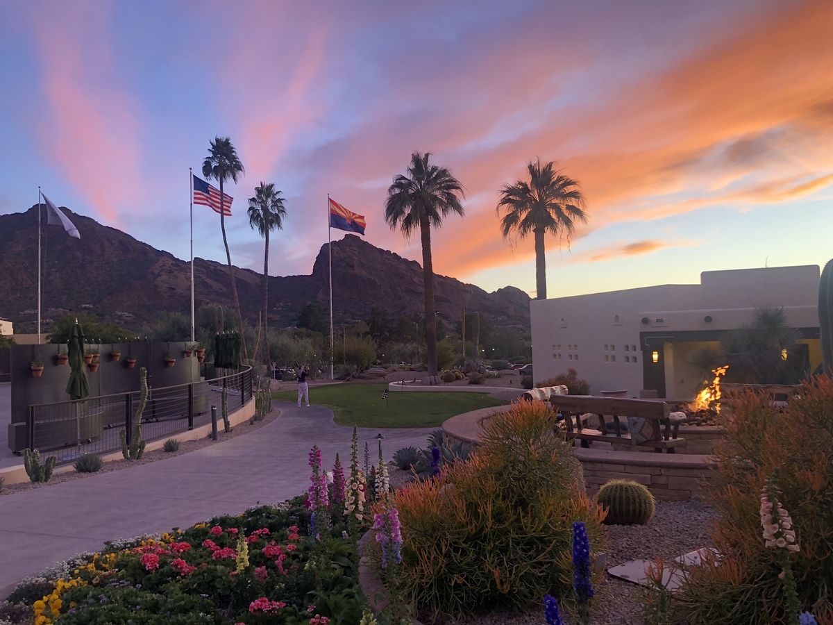 We're sure you'll take a shine to these Scottsdale sunsets.

(photo by @thenearlythere)