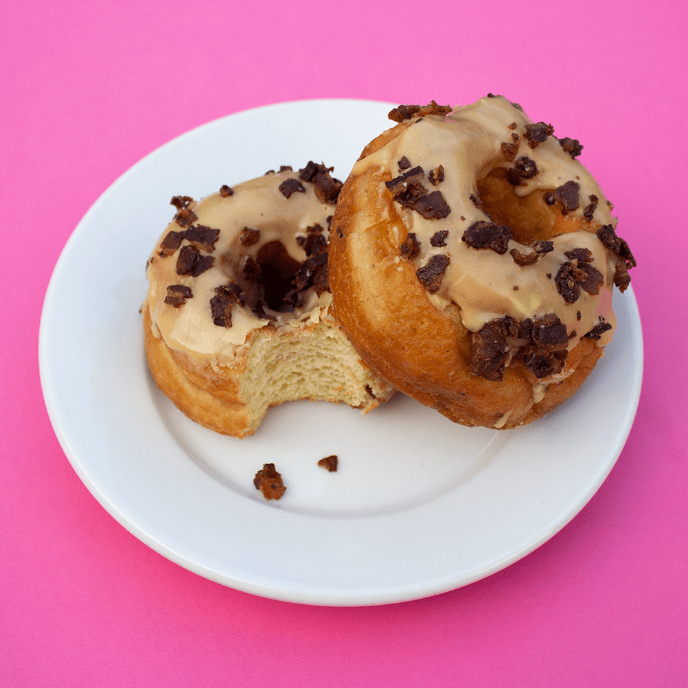 dynamodonut's tweet photo. Maple Bacon Apple - @fattedcalf bacon & sautéed apple base, glazed with organic maple syrup & topped with crispy bacon bits
#dynamodonuts https://t.co/8aVgfkG7g6