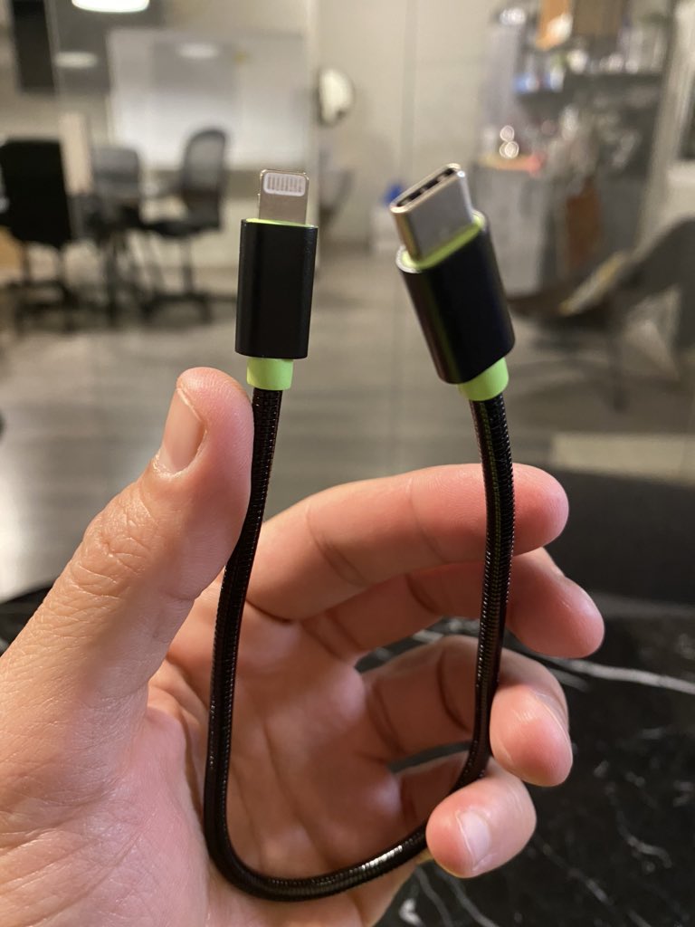 Abdullah_iApp's tweet image. بطارية LUX 🔋 من @gentooshop تفوز بجائزة DESIGN AWAD 2020 ومسوين عرض بطل 4 بطاريات وكيبل PD رهيب طوله 30 سنتمر وكيبل متر وشنطة سعرهم الأصلي 1143 ريال ❌ والان 399 ريال ✅ 
الخصم 65% يعني الخصم 744 ريال.اعلان
gentooshop.com/arabic_sa/prim…