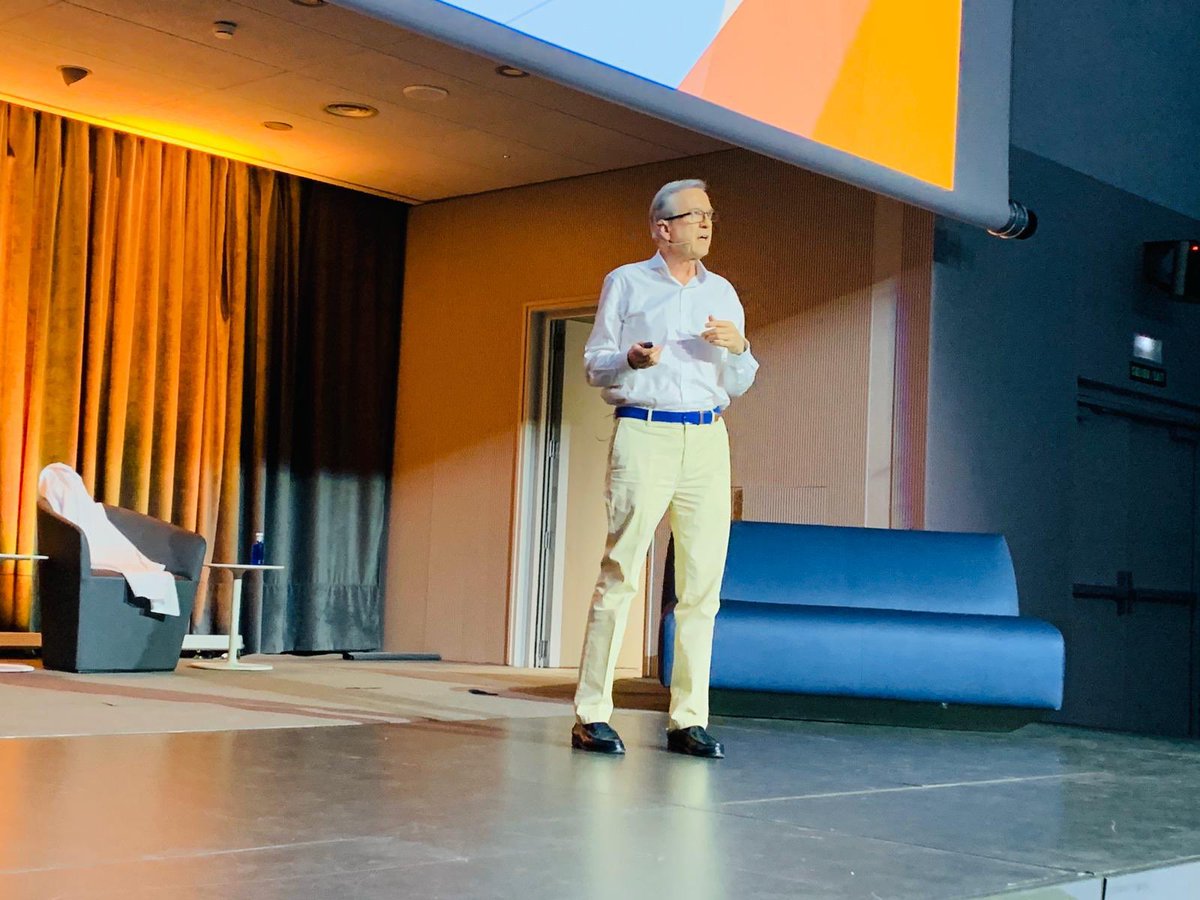 Expocoaching20's tweet photo. Continuamos nuestro viaje de #ExpoCoaching con la intervención de Javier Dols en el escenario del Wanda Metropolitano. ¡Y ha llegado con su bata puesta! 😉
¡Gracias, amigo! 🧡
#ExpoCoaching2020 https://t.co/iaHKVejSc2