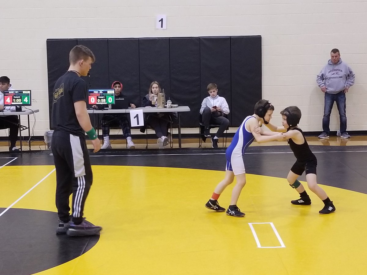 2x State place winner <a href="/Jaden_Reynolds3/">Jaden Reynolds</a> showing his skills as a referee today! Taking the youngest kids too! #WestsideWingmen #GivingBack #Leadership #NiceShoes