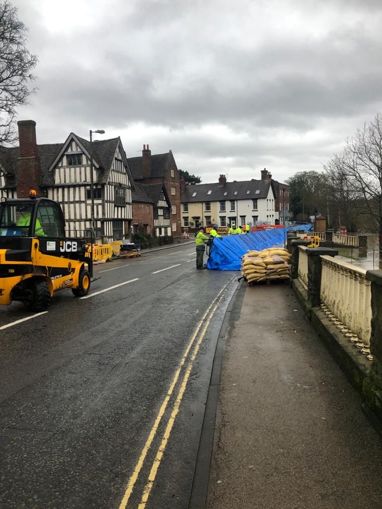 Ang_WaterwaysEA's tweet photo. Further preparations underway for the rainfall over this weekend at #Bewdley on the #RiverSevern.  This is they type of tasks our #WaterwaysWorkforce staff are getting involved with whilst out in the field, helping to protect communities from flooding. https://t.co/WCYgsXl5RI