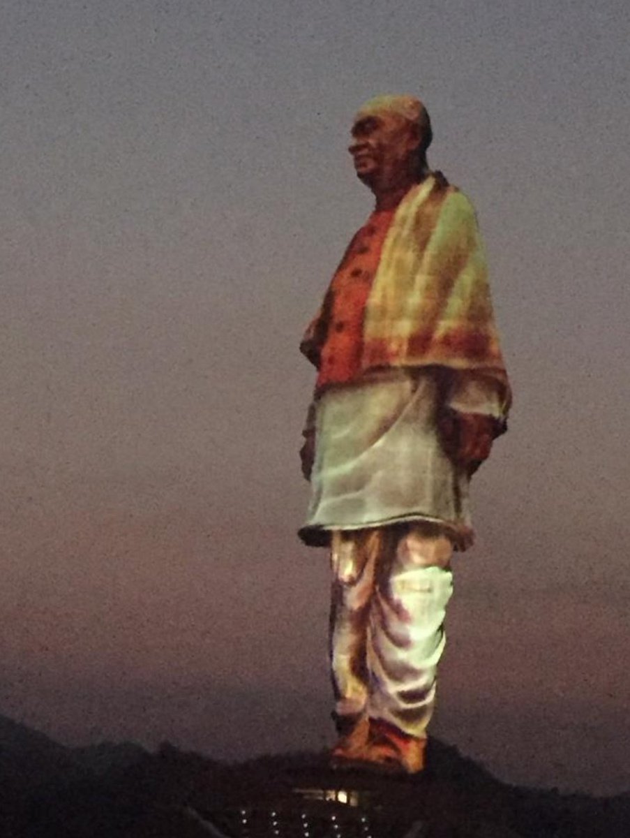Tarunvijay's tweet photo. It's impossible to count the immeasurable benefit #Modi has given to millions in term of #happiness #Confidence, #NationalPride and #CultureEnrichment through erecting #SardarPatel #SatueOfUnity. Mesmerising was the roar of #VandeMataram and joyous shouts during laser show. https://t.co/8mY51eBxl1