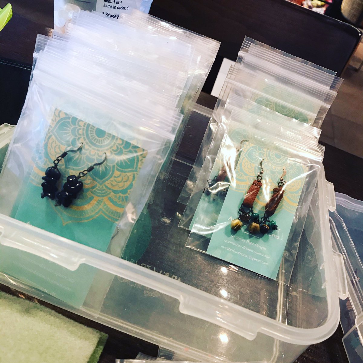 AventurineD's tweet photo. Getting organized for an event. DM for more info and to purchase. 
.
.
#aventurinedreams #staceypopedesigns #handcraftedjewelry #smallbusiness #artisan #obsidian #malachite #quartz #amethystjewelry #tigerseyejewelry #labradorite #garnet #turquoise #carnelian #honeycalcite https://t.co/nZwADY4UWM