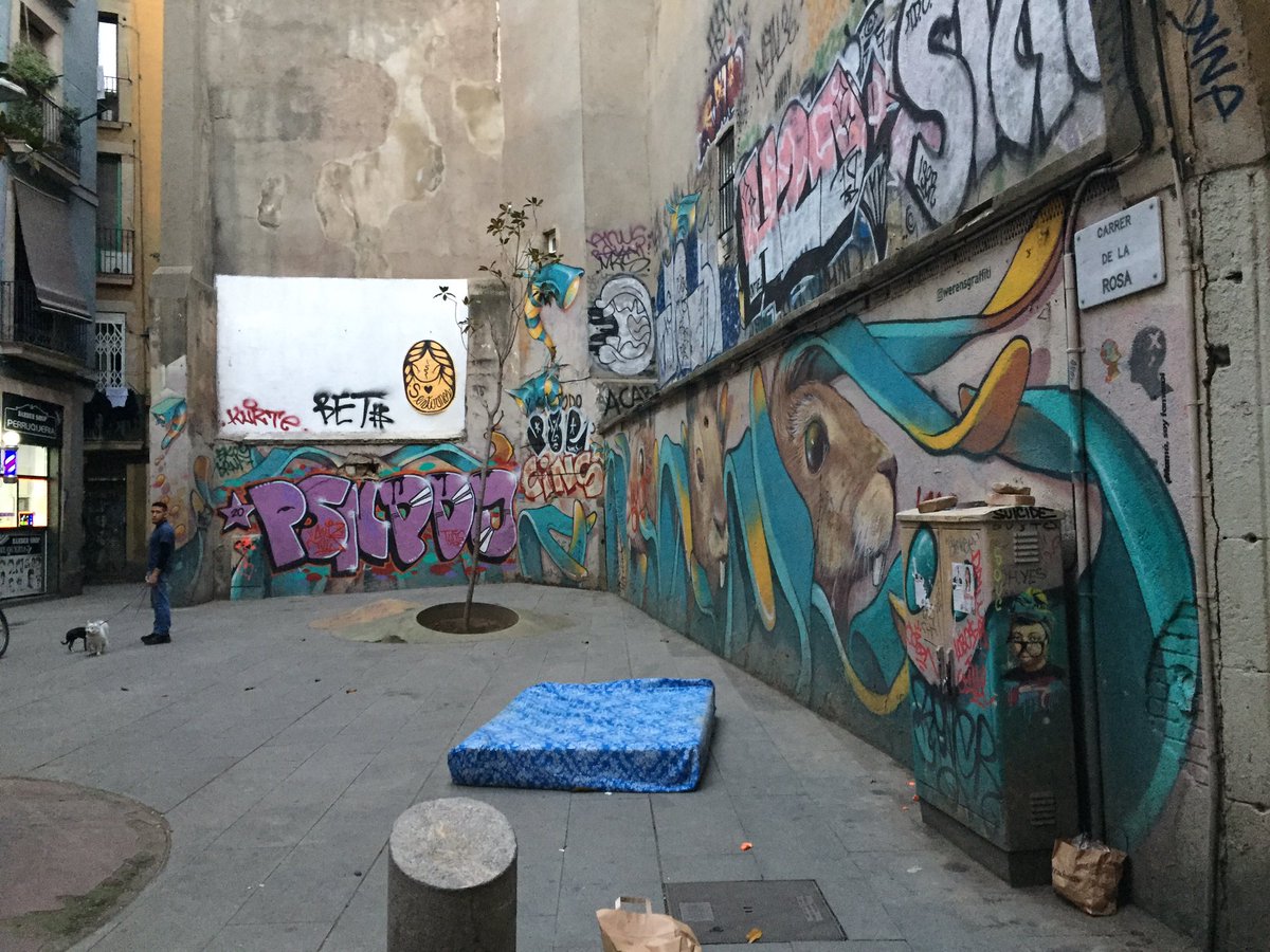 femgotic's tweet photo. @AdaColau @jrabassa Avui Passeig pel #Gotic plaça De la Rosa,jardinet/abocador davant dels #pisoscontenidors #Aprops ,........ falta molt pel projecte social,cultural i de jardinería del barri? Portem 5anys d’espera. 🤬🤬🤬🤬🤬🤬🤬🤬🤬🤬 https://t.co/buj8d5Hcxk
