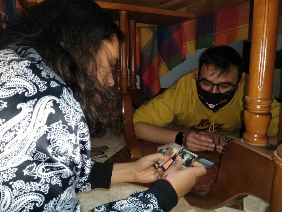 En la comic con se ha comprado un amigo unos mazos de magic de la edición de broma y ha pasado esto. Estoy llorando