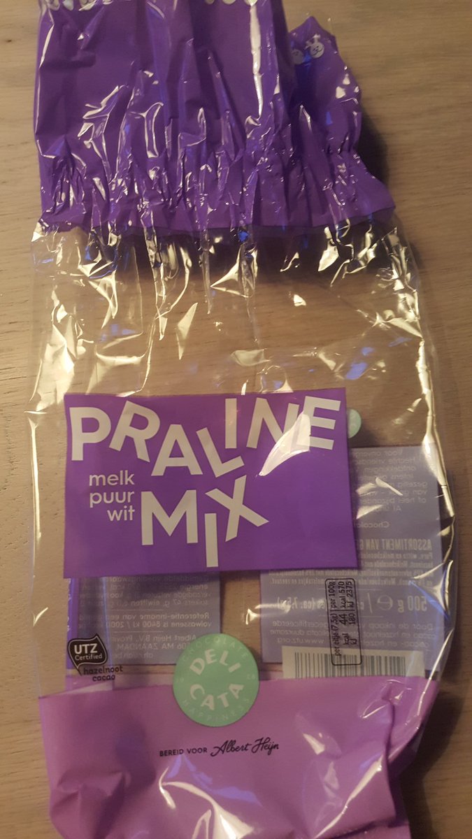 rickevers's tweet photo. Beste @albertheijn, melk, puur, wit. Dat staat er op deze zak gevulde paaseitjes. Melk en puur klopt. Maar wit? Nee. Nul witte eitjes. Kwestie van pech of staat het fout op de zak? https://t.co/A8tvWfoBhS