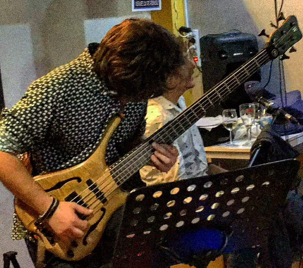 ivan_vaf's tweet photo. Aterrizaje en oviedo,sin problemas para la tripulación.... Solo falta aclimatarse!!! #warwick #warwickinfinity #infinity #v #bass #bassmusic #bassguitars #basssolo #bassporn #bassist #bassplayer #basspro #gipsy #fusion #flamenco #oviedo #masomenos #asturias #musicians #music https://t.co/ZUPgE3hg5i