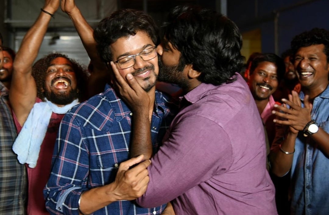 jasmineneera's tweet photo. VIJAY (Thalapathy) ♥️ VIJAY (Sethupathi) 😍😘😍😘
#Cute #masterupdate #HappyFace #Smile #Love #thalapathylove #vijaysethupathi #ThalapathyVijay #ThalapathyFans  #Vijay_Anna_Girl_Fan #Maste #vijay_official #Vijay @actorvijay @VijaySethuOffl https://t.co/YC4yv7DFGR