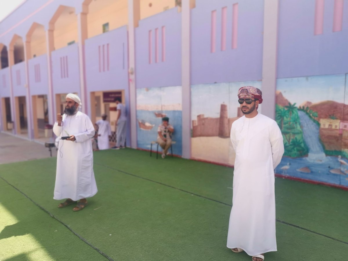 محاضرة توعوية بطابور المدرسة عن طرق الوقاية من الفيروسات والعدوى وقانا الله وإياكم من الامراض
قدمها الزائر الصحي أ. سعيد الجعفري
و أ. حمد سلطان الكاسبي مدير المدرسه المساعد