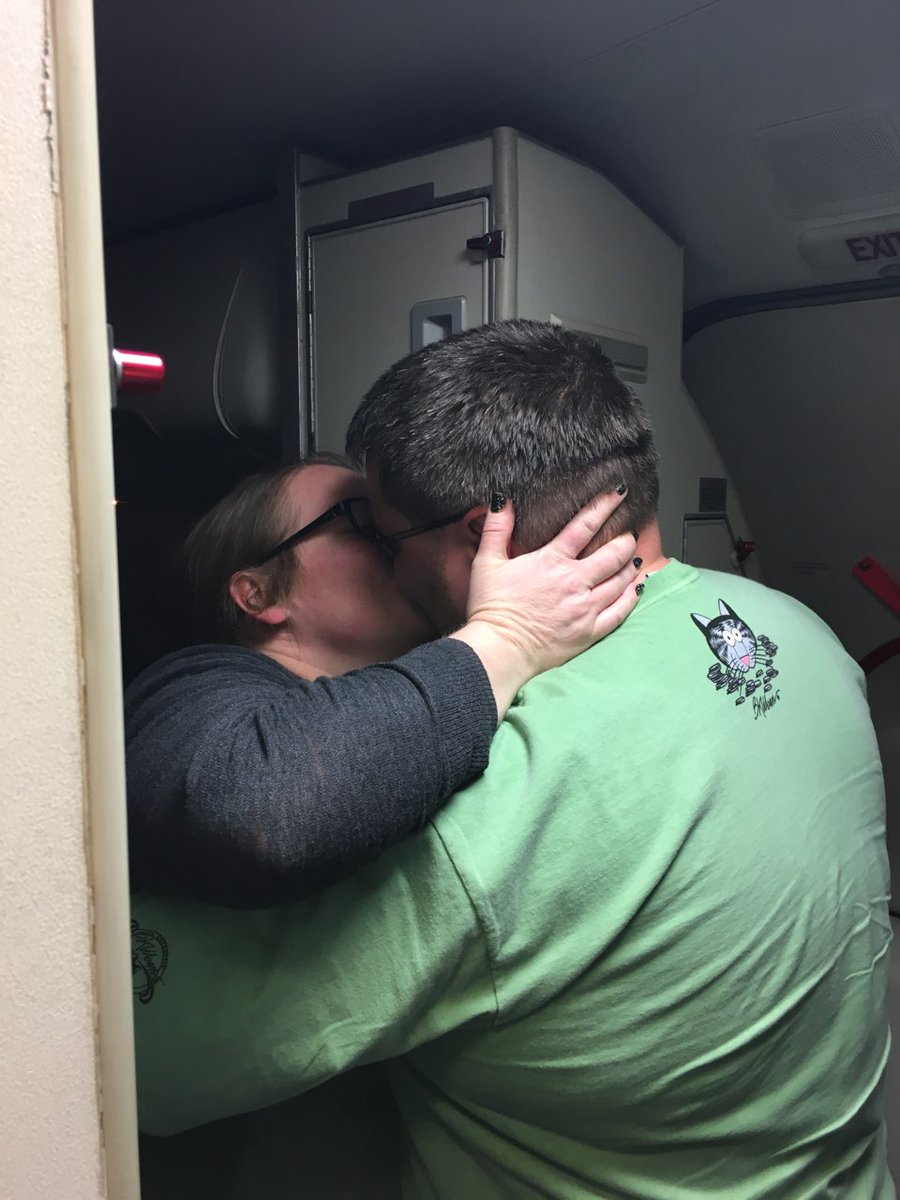 K0CSI's tweet photo. Got hitched last night on SWA1260 from LAS to MCI at 39013ft. Special thanks to the crew at @SouthwestAir for their help! https://t.co/hQ0LHQzAJW #shesaidyes https://t.co/Hid9JxeYT8