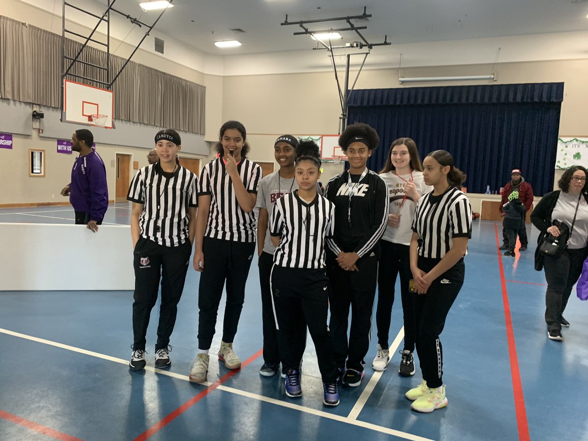 iCBallersELITE1's tweet image. Thank you #CrownSports2020 for allowing our girls to volunteer during your games today! They loved their roles of reffing your games! It’s more than basketball with our #Elite program! @DemetreeWynn #BoundforSuccess ✨